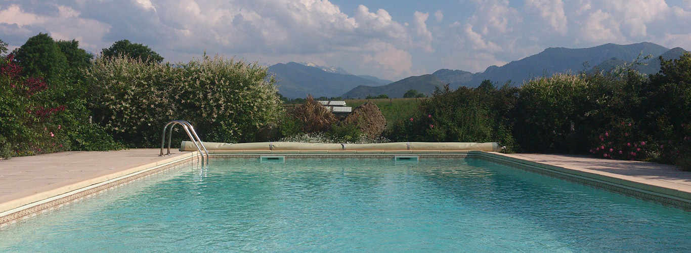 Piscine avec vue sur les pyrénées